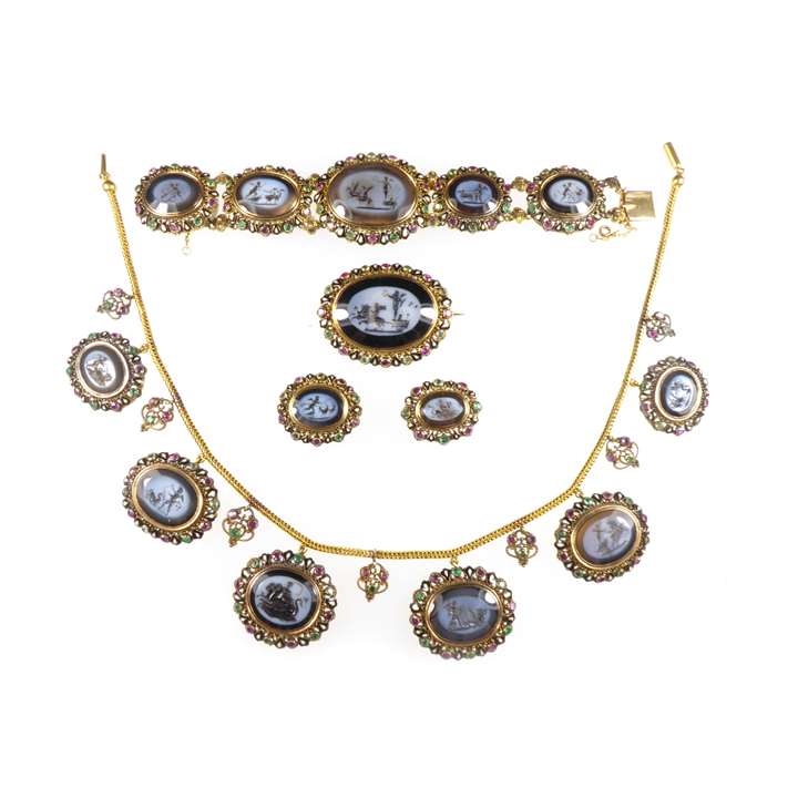 Set of gold, ruby, emerald and banded agate nicolo intaglio jewellery, the intalgios c.1800, comprising a fringe necklace, a bracelet, a brooch and two clips